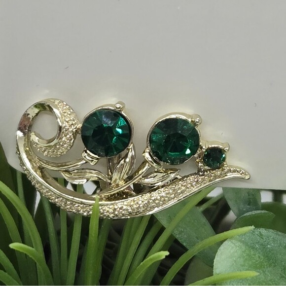 Vintage Signed LISNER Gold Tone Green Rhinestone Clip On Earrings - Picture 5 of 9